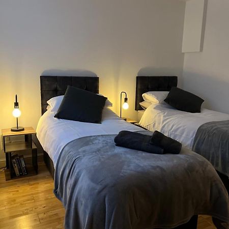 Cozy 1 Bedroom Basement Flat ลอนดอน ภายนอก รูปภาพ