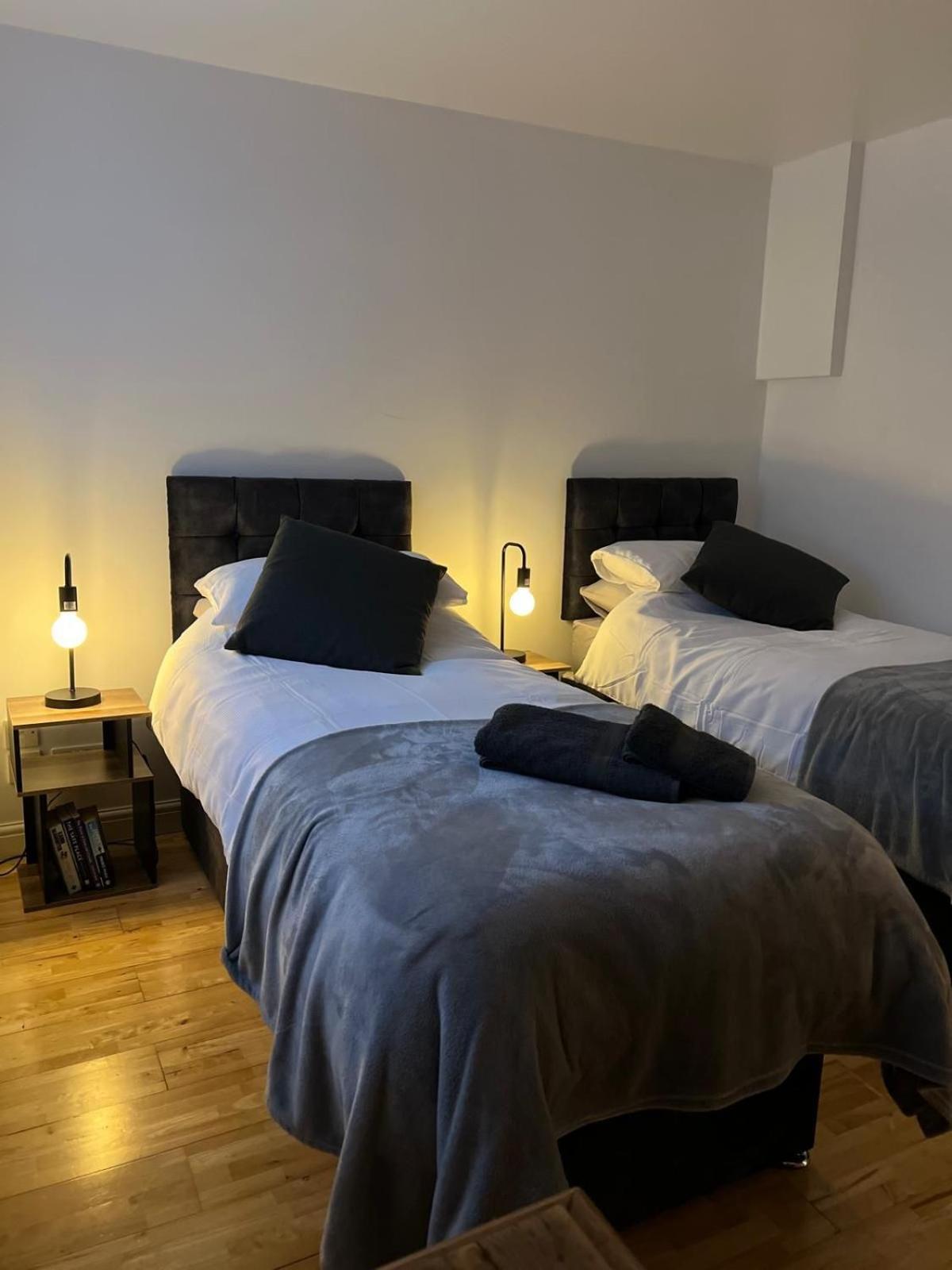 Cozy 1 Bedroom Basement Flat ลอนดอน ภายนอก รูปภาพ